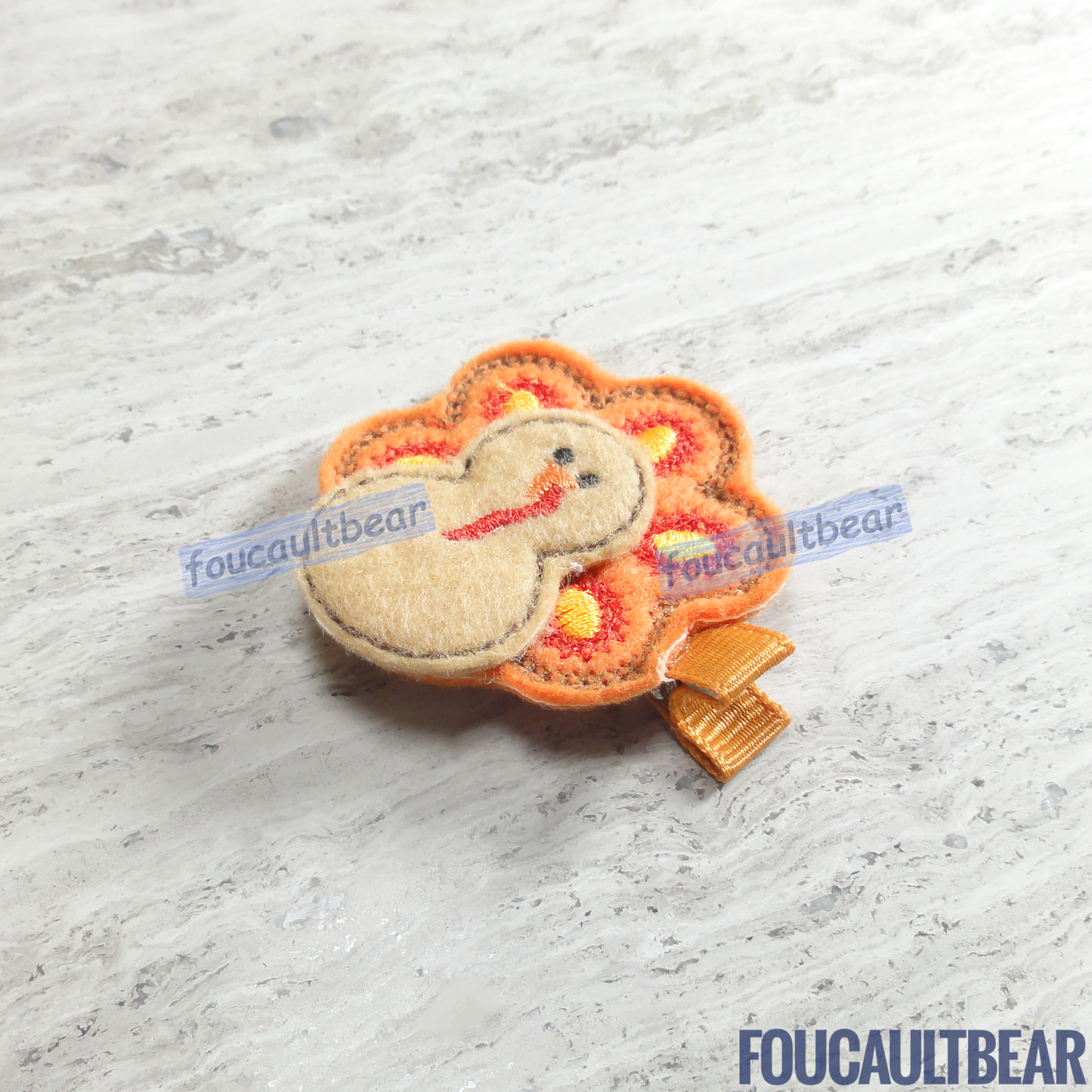 Foucaultbear's HANDMADE HAIR CLIPPIE. Harvest Turkey. Embroidered Soft Felt Centerpiece. Partially Lined Alligator Hair Clip. Cute Turkey Hair Clippie. A great addition to your little girl's Thanksgiving wardrobe. Great year round if you love turkeys! Absolutely adorable on babies with enough hair to wear it too. Approximately 1 3/4 inches (4.5cm) across. Attached with a 1 3/4 inch (4.5 cm) partially lined alligator clip. 