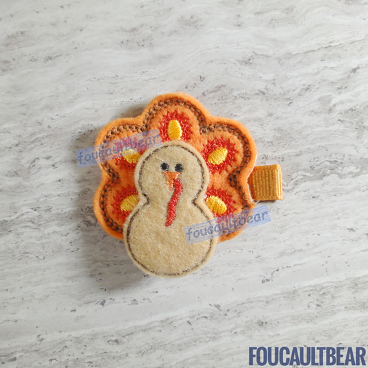 Foucaultbear's HANDMADE HAIR CLIPPIE. Harvest Turkey. Embroidered Soft Felt Centerpiece. Partially Lined Alligator Hair Clip. Cute Turkey Hair Clippie. A great addition to your little girl's Thanksgiving wardrobe. Great year round if you love turkeys! Absolutely adorable on babies with enough hair to wear it too. Approximately 1 3/4 inches (4.5cm) across. Attached with a 1 3/4 inch (4.5 cm) partially lined alligator clip. 