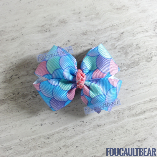 Foucaultbear's HANDMADE HAIR BOW CLIP. Pastel Mermaid Tail. Grosgrain Ribbon. Partially Lined Alligator Hair Clip. Soothing Pastel Mermaid Tail hair bow/clip is perfect for toddlers, preschoolers or kindergartners year-round. Very versatile, in my opinion. Approximately 2 3/4 inches (6.9 cm) in length and 2 3/8 inches (6 cm) at its widest. As this bow is handmade to order, please allow very slight variations in measurement. Attached with a 1 3/4 inch (4.5 cm) partially lined alligator clip. 