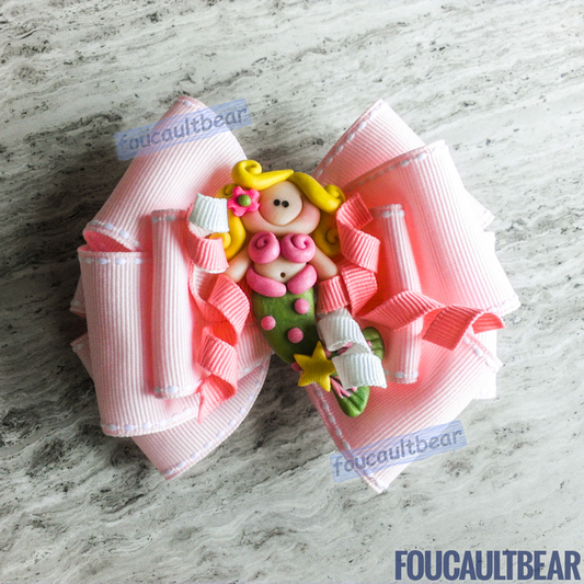 Foucaultbear's HANDMADE MULTI-LAYERED HAIR BOW CLIP with CLAY CENTERPIECE. Pink Mermaid in Kelp Forest. Handmade Polymer Clay Centerpiece. Grosgrain Ribbon. French Barrette Hair Clip for Ponytail or Pigtails. Adorable Mermaid centerpiece swimming in Kelp Forest Curlies adorns the center of this Pink bow. Perfect for toddlers, preschoolers, kindergartners, elementary or even middle-schoolers year round! 