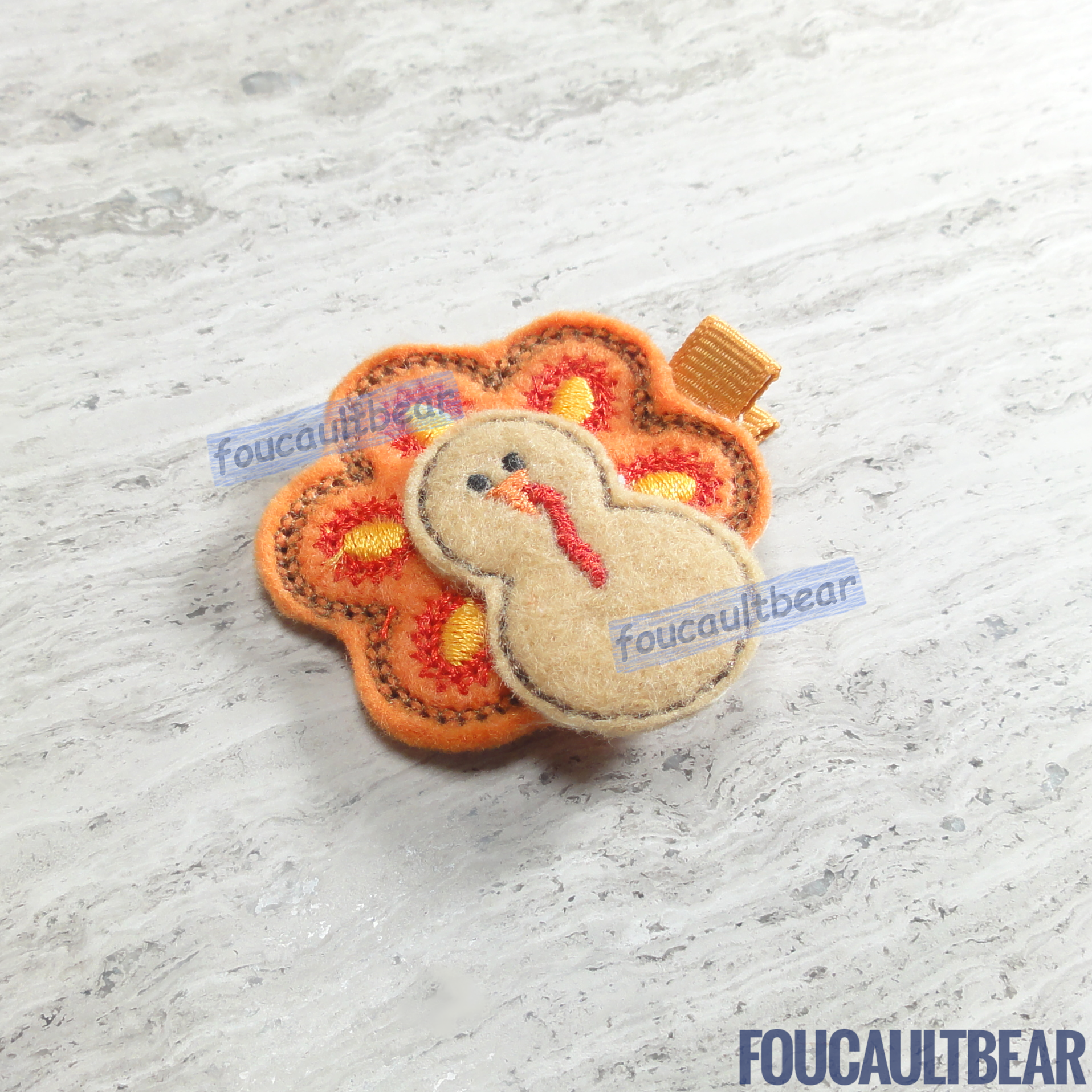 Foucaultbear's HANDMADE HAIR CLIPPIE. Harvest Turkey. Embroidered Soft Felt Centerpiece. Partially Lined Alligator Hair Clip. Cute Turkey Hair Clippie. A great addition to your little girl's Thanksgiving wardrobe. Great year round if you love turkeys! Absolutely adorable on babies with enough hair to wear it too. Approximately 1 3/4 inches (4.5cm) across. Attached with a 1 3/4 inch (4.5 cm) partially lined alligator clip. 